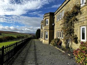 The Bronte Moor Retreat - 3 Bed, Pet Friendly Cottage - Stunning Views - Hot Tub