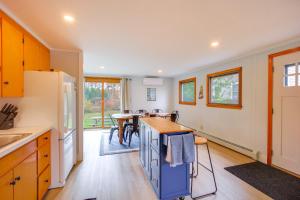 Comfortable Lincoln Home Walk to Main Street!