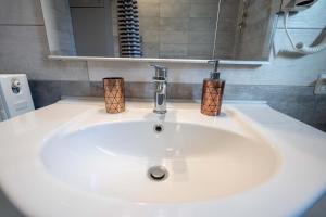 Attiki Haven - 4BR Stay - Steps from Metro by ΜΡS