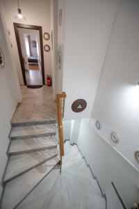Attiki Haven - 4BR Stay - Steps from Metro by ΜΡS