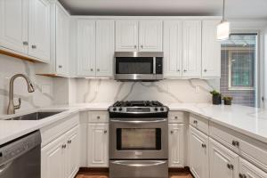 Apres on 6th - Serene 3BR Retreat with Hot Tub