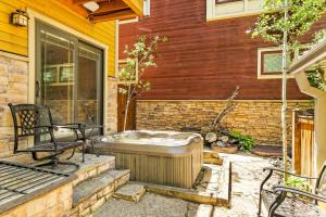 Apres on 6th - Serene 3BR Retreat with Hot Tub