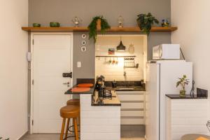 Apartamento Sala e Suíte em Copacabana, reformado, localização central a apenas 200m da praia e 400m do metrô, wi-fi, ar condicionado split