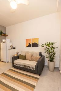 Apartamento Sala e Suíte em Copacabana, reformado, localização central a apenas 200m da praia e 400m do metrô, wi-fi, ar condicionado split