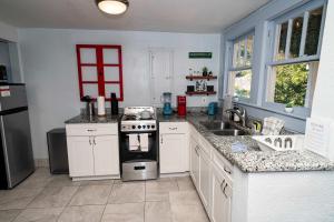 Bright and Sunny Springfield Carriage House