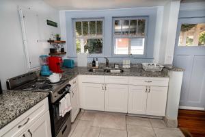 Bright and Sunny Springfield Carriage House