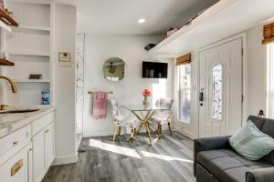 Solo Escape with Hot Tub! 10 Mi to Dtwn Sacramento