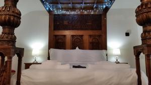 Hot tub, Mountain View, 4-poster bed and log burner