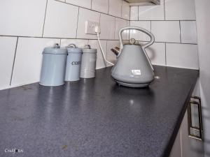 En-suite 4 Woodhouse, private bath, 2 kitchen