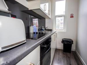 En-suite 4 Woodhouse, private bath, 2 kitchen