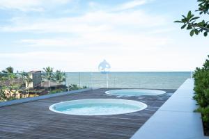 Apto em condomínio Pé na areia 3 Quartos Cozinha Completa Sacada com Churrasqueira Vaga de Garagem Piscina borda infinita Academia Quadra de esportes Sala de Jogos Summer Home Club acesso direto a praia