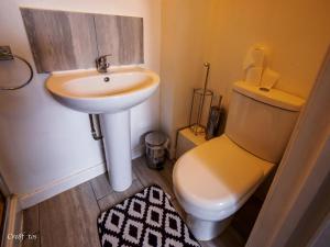 En-suite 5 Woodhouse, private bath, 2 kitchen