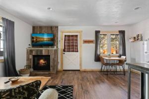 Modern Chic Spruce Retreat