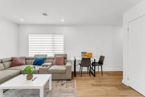 5 Mins to the Falls Brand New Home