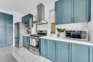 Luxury Mansion with Chefs Kitchen by Niagara Falls