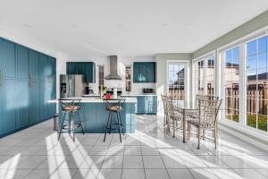 Luxury Mansion with Chefs Kitchen by Niagara Falls
