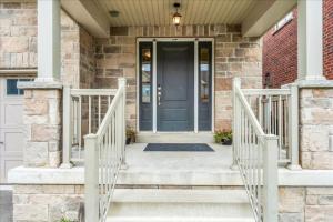 Bright and Stylish Family Home Near Niagara Falls