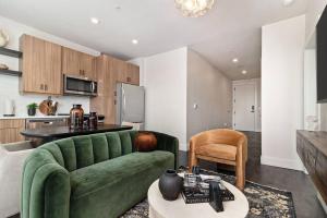 Luxurious Living-ATL 5 Star Amenities- Free Parking