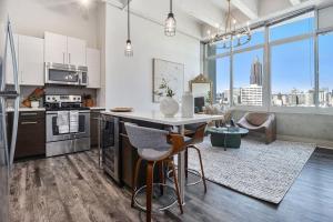 Executive Downtown Atlanta Condo Steps From Dragon Con and Convention Center Plus Free Parking