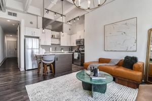 Executive Downtown Atlanta Condo Steps From Dragon Con and Convention Center Plus Free Parking