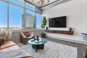 Executive Downtown Atlanta Condo Steps From Dragon Con and Convention Center Plus Free Parking