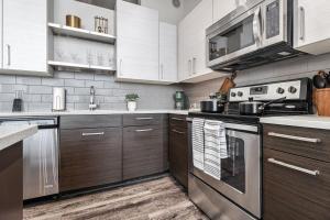 Executive Downtown Atlanta Condo Steps From Dragon Con and Convention Center Plus Free Parking