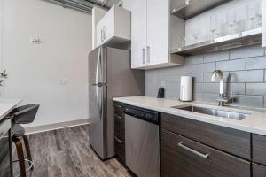 Executive Downtown Atlanta Condo Steps From Dragon Con and Convention Center Plus Free Parking