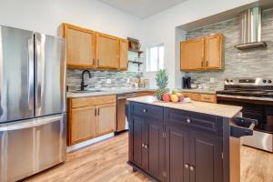 1 Mi to Dtwn Coos Bay Sleek Apt with Deck and Views!