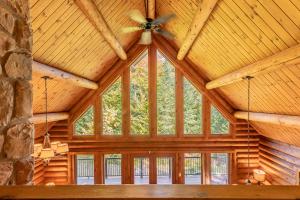 Private A-Frame Log Cabin near Tremblant With Hot tub Game Room