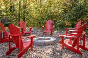 Private A-Frame Log Cabin near Tremblant With Hot tub Game Room