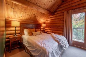 Private A-Frame Log Cabin near Tremblant With Hot tub Game Room