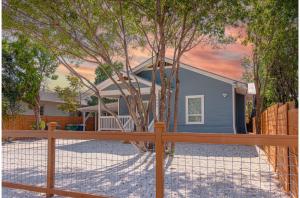 Unwind in Style 4BR2BA Quick Access to Downtown