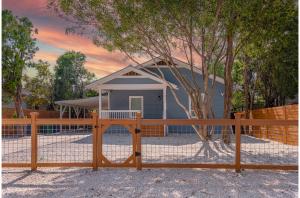 Unwind in Style 4BR2BA Quick Access to Downtown