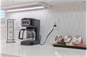 Unwind in Style 4BR2BA Quick Access to Downtown