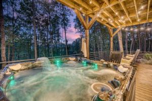 Mountain Lux Lodge Views Hot Tub & Firepits