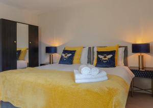 Contractor Stay Hatfield with Free Parking Sleeps 4