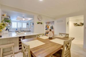 Siesta Key Condo with Heated Pool Less Than 1 Mi to Beach