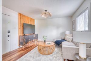 Stay Portland - Amazing Giant Studio in Brooklyn