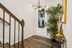 Price Cut, New Lux Home 5 mins to Airport , 15 min to Downtown, 25 min to Buckhead with 3 beds and 3 baths