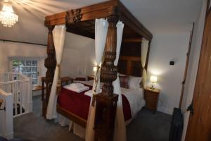 Hot tub, Mountain View, 4-poster bed and log burner