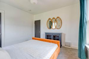 Warhol Suite - Cozy Apartment - 92 WalkScore