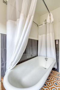 Warhol Suite - Cozy Apartment - 92 WalkScore