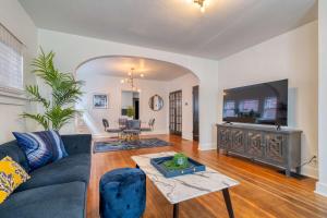 Stay Portland - Glamourous Old Hollywood Apartment - 92 WalkScore