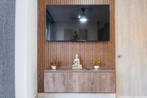 Cozy Immaculate Escape with Prime Luxury Location