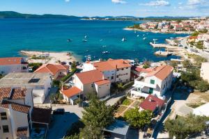 Apartments by the sea Brodarica, Sibenik - 4217 