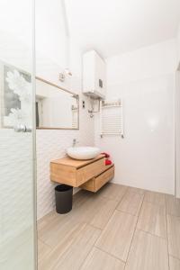 Apartments with WiFi Crikvenica - 16451