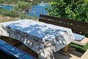 Apartments by the sea Necujam, Solta - 2089