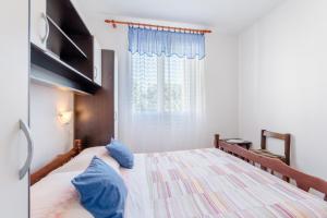 Apartments by the sea Mirca, Brac - 5613