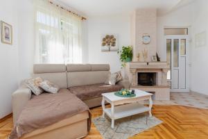 Apartments with parking space Zavode, Omis - 12075