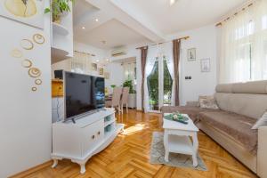 Apartments with parking space Zavode, Omis - 12075